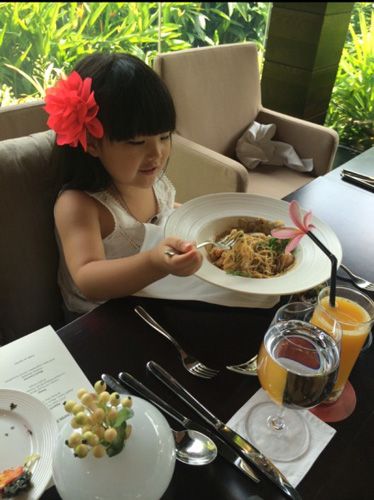 王诗龄拍《澳门3》 李湘 随行  合影张家辉 刘伟强