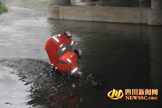 成都双流南湖水面发现一无名女尸 警方已介入