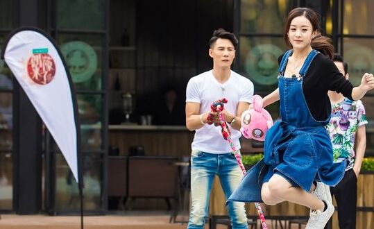 《偶像来了》赵丽颖呆萌迟钝 反射弧长成游戏