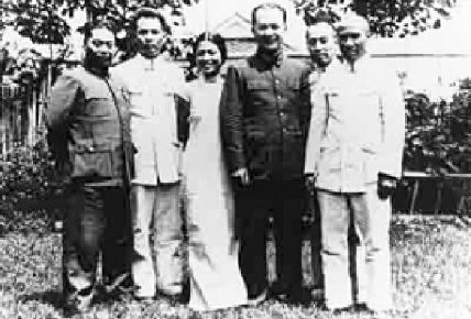 19378¼䣬Ͼ̸У21ʽЭ顣ͼΪжίԱǻ̸ͬдϾլͥԺӰ¡ܶ衢ǡҶӢȺ