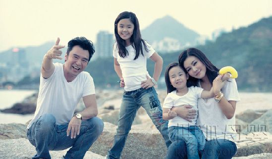 胡军为九儿庆生晒成长照自称女儿奴 曝明星罕见全家福