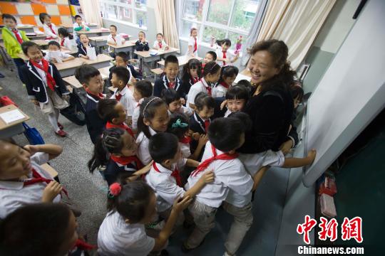 山西太原小学老师向学生送师爱