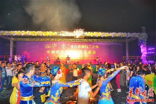 葡萄酒牛头宴新疆舞 中国南方葡萄沟办露天酒