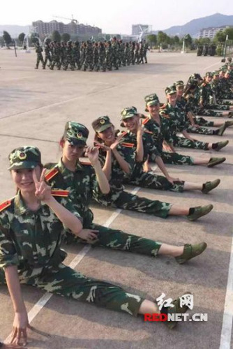 苦乐大学军训:有人玩一字马 女生被训哭(图)