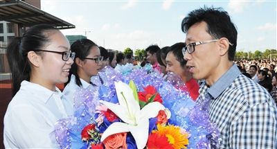 海门中学生向老师献鲜花 送上节日祝福--人民网