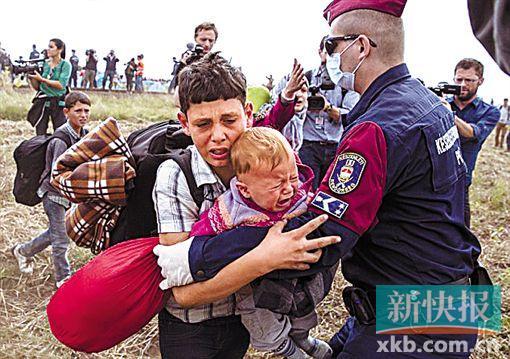 女记者故意绊倒难民 还先后踢两名奔跑中的难民儿童(组图)--福建频道--人民网