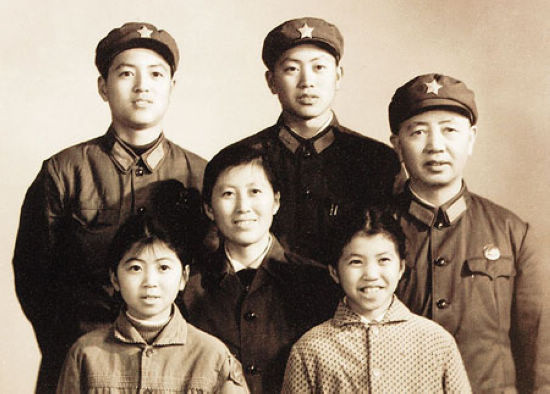 中共40位领导人绝版全家福:邓小平习仲勋薄一