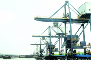 淮安盐化新材料产业园区码头一派繁忙景象