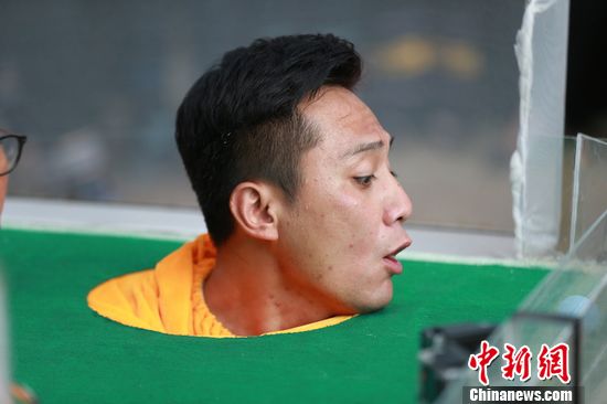 刘烨玩桌上足球赛口水乱飞 嘴里咬球瞪眼(组图