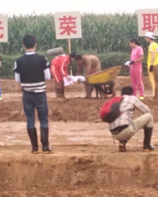 跑男3洛阳站录制 邓超牵Angelababy雨中奔跑