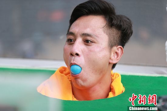 刘烨玩桌上足球赛口水乱飞 嘴里咬球瞪眼(组图