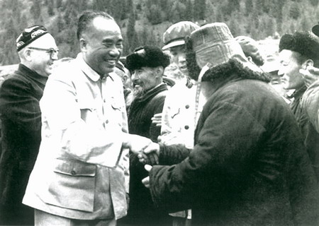 朱德同志视察新疆时与各族干部群众亲切握手