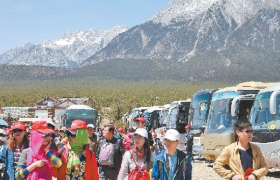 丽江:暑期丽江旅游火爆 玉龙雪山游人如织