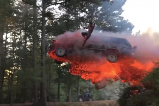 美男子为玩乐竟驾驶著火越野车冲向湖中