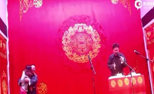女观众强吻郭德纲视频曝光 粉丝开拖拉机追赵