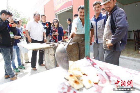 新疆小伙创新烤包子人气旺 包子馅里放核桃