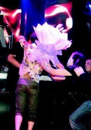 女观众强吻郭德纲视频曝光 粉丝开拖拉机追赵