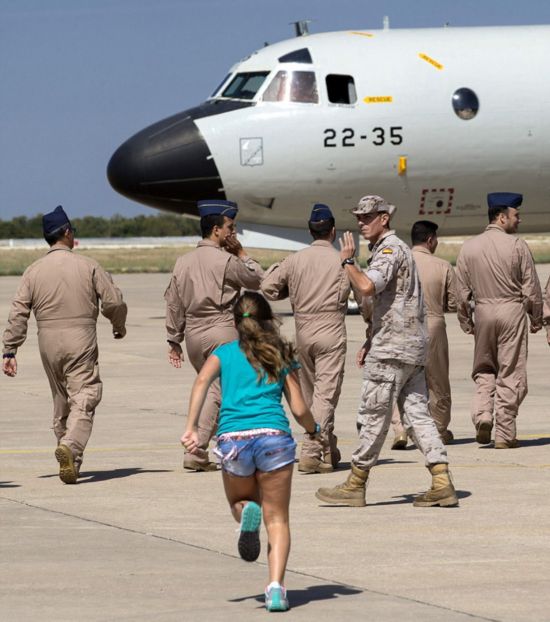 西班牙士兵打击非法移民女儿拥抱送别