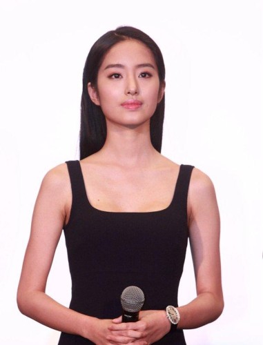 刘亦菲干爹热吻 杨采钰  女方90后混血儿欲进军