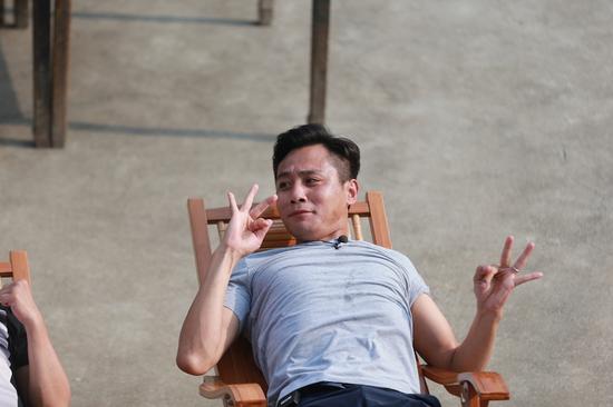 《爸爸3》老爸遭挠脚心折磨 夏克立脚臭熏晕夏