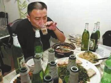 刚满60岁的他,喝了近40年的酒,是攀枝花米易县白马镇有名的"酒疯子".