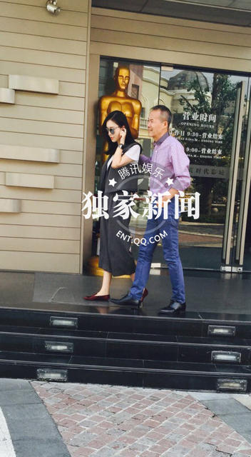 田朴珺王石被曝订婚后首现身 亲密看电影心情大好(图)