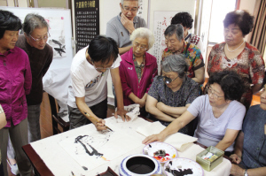 南通20多名老年书画学员聚首 参加国画班