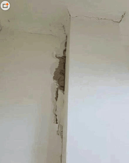 秦皇岛地震13分钟内震2次 旧房屋出现砖墙倒塌