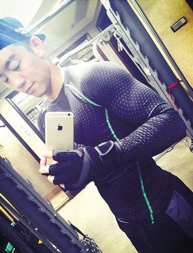 明星秀肌肉:乐嘉胸肌硕大 袁珊珊<em>马甲线</em>傲人(图