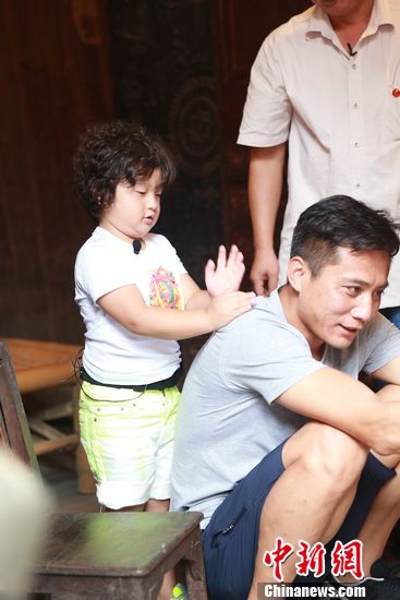 《爸爸》诺一轩轩当门童 刘烨学按摩龇牙咧嘴