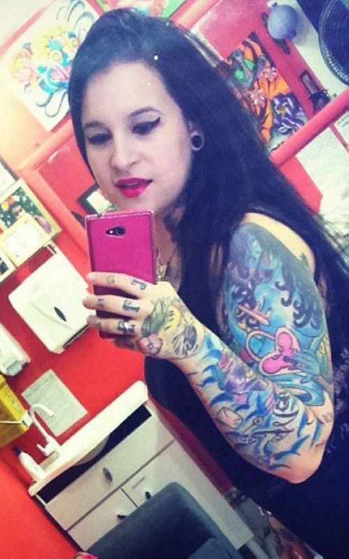 纹身师免费用图案为受伤女性遮盖伤疤