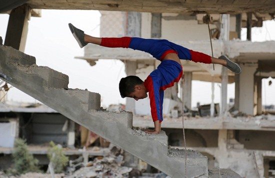 战乱中的蜘蛛侠:加沙男孩用废墟作舞台跳体操
