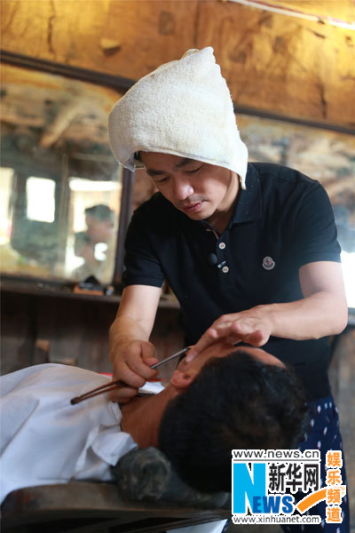 <em>理发师</em>王宝强剪发刮脸样样行 夏克立吓跑客人