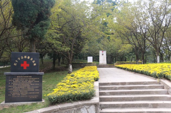人民網“重走抗戰路”採訪團在中國紅十字會總會救護總隊圖雲關舊址。（於紅林 攝）