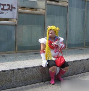 不停存取10元为出气大叔扮美少女战士(视频)