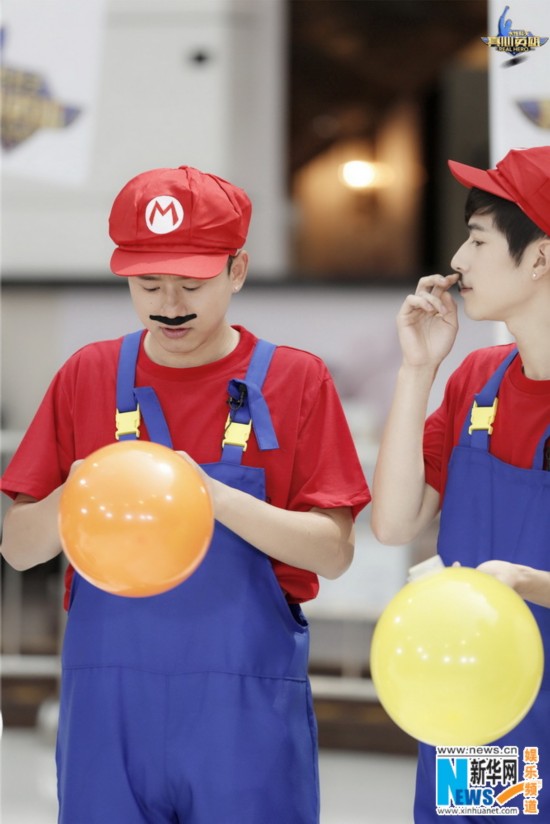 神团秒变马里奥 张杰黄子韬吹气球搞笑变声(组