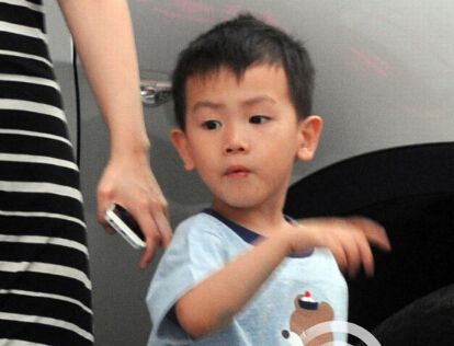 王宝强儿子大长腿抢镜 专注玩儿游戏变霸道总