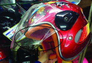 女子骑电动车被撞 头盔面罩破裂险戳进眼睛