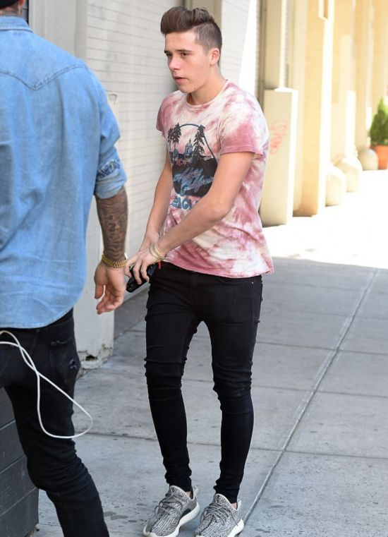 辣妹与老公儿子庆贺服装秀成功穿印花套装展纤