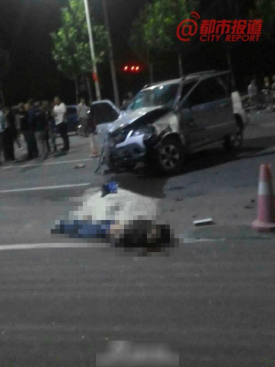 河南焦作越野车冲入广场舞人群 两死多伤