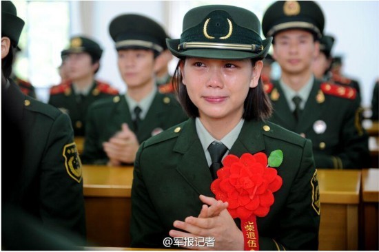 铁骨柔情泪如雨!退伍季那些令人动容的画面