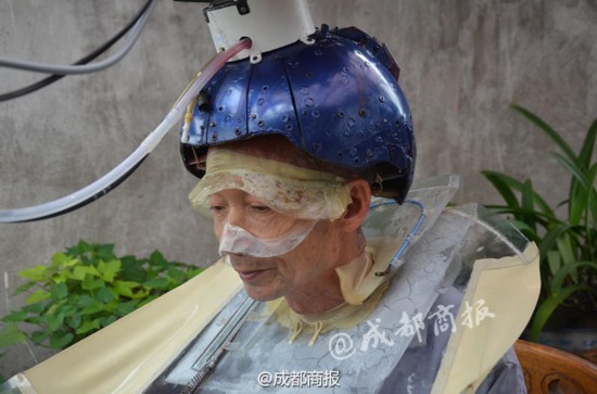 四川男子发明 自动洗头机 16年 玩 坏18头盔