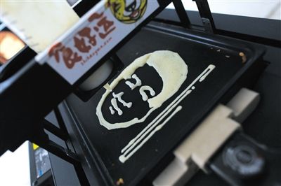 “小飛俠”3D打印煎餅過程。打印一張煎餅最快僅需2分鐘，最慢5分鐘。