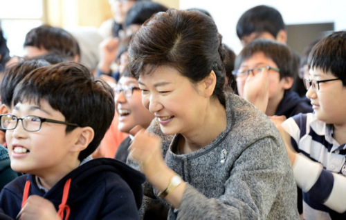 韩国设立青年希望基金 朴槿惠将至少捐1亿韩元