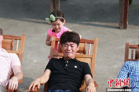 《爸爸去哪儿3》老爸被挠脚心 表情销魂(组图