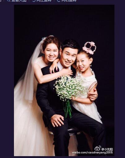 强大的基因:小沈阳带妻女拍婚照父女撞脸 盘明