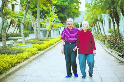 老两口在小区里散步.