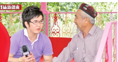 司马义·阿不都热依木（左）在采访。  （图片由本人提供）