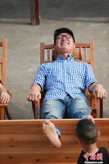 《爸爸3》热播 老爸被挠脚心表情销魂