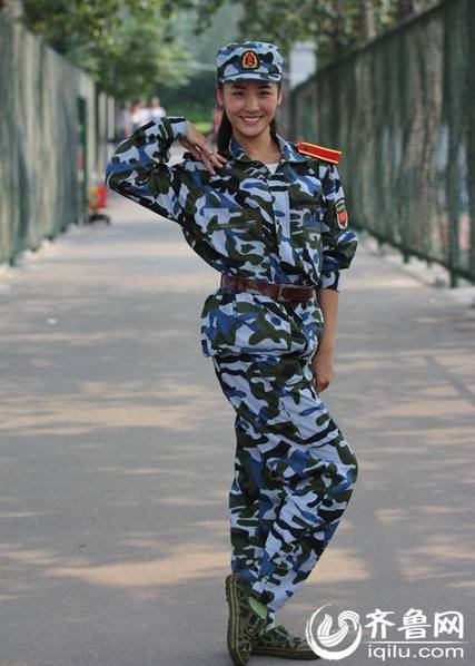 山东师范大学舞蹈系女生秀腿功 网友:难怪都说